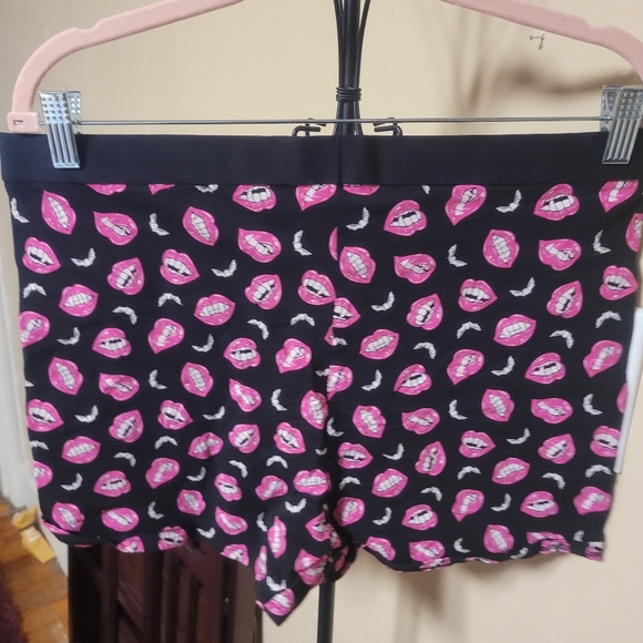 Size 2 Torrid Vampire Bite Boyshorts - Picture 3 of 3